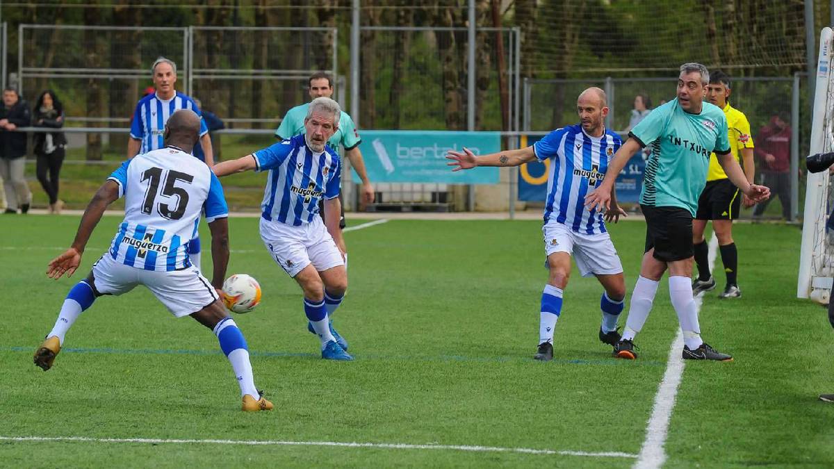 Beti Gazte eta Real Sociedad futbol taldeetako beteranoek indarrak neurtuko dituzte larunbatean Lesakan