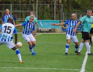 Beti Gazte eta Real Sociedad futbol taldeetako beteranoek indarrak neurtuko dituzte larunbatean Lesakan