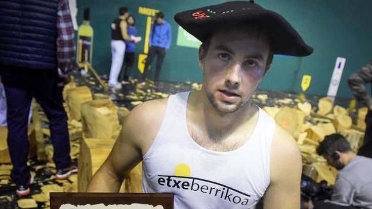 Ruben Saralegi leitzarrak irabazi du bigarren mailako Euskal Herriko aizkora txapelketa