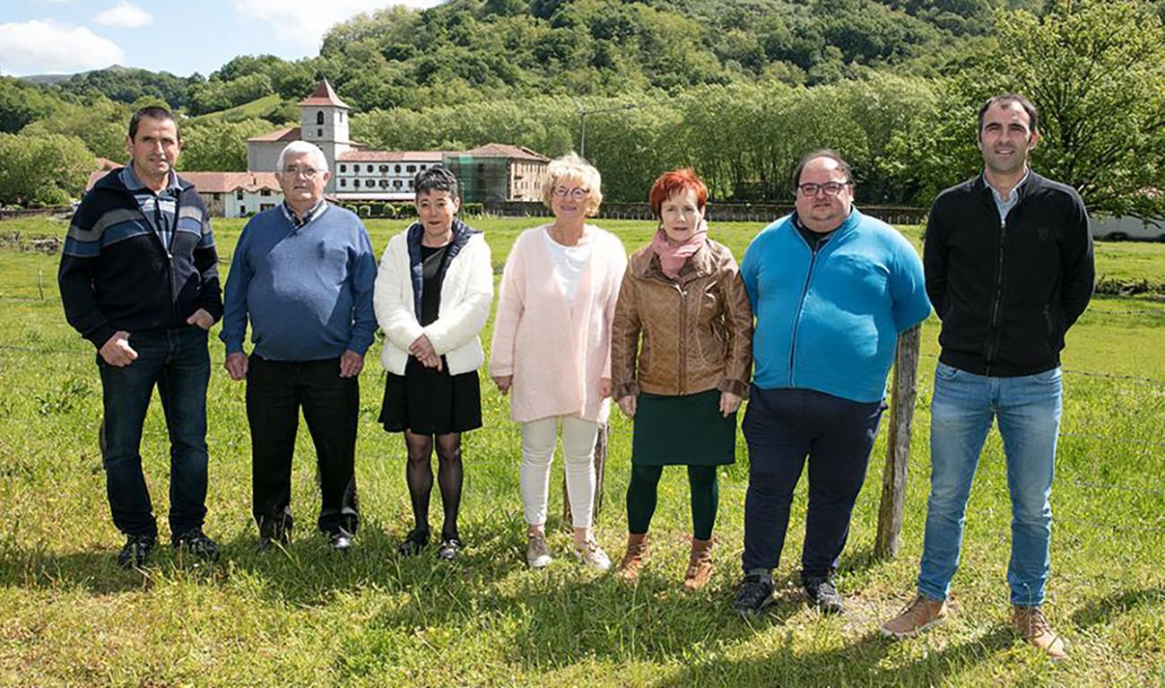 Urdazubiko Geroa Baik taldeko argazkia atera du