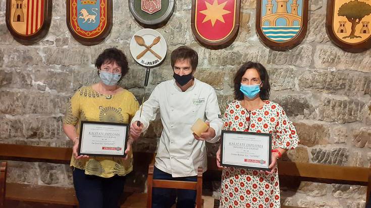 Iruñeko Berduarteko Nacho Gomara sukaldari-buruak moztu du denboraldiko lehen Idiazabal gazta