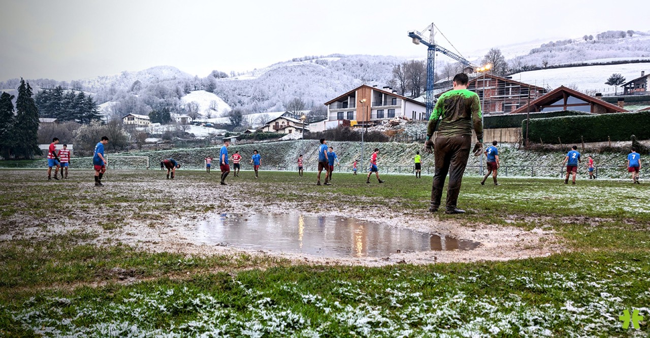Arkiskil futbol zelaian belar artifiziala jartzeko eta argiteria berritzeko lanak lehiaketara atera ditu Leitzako Udalak