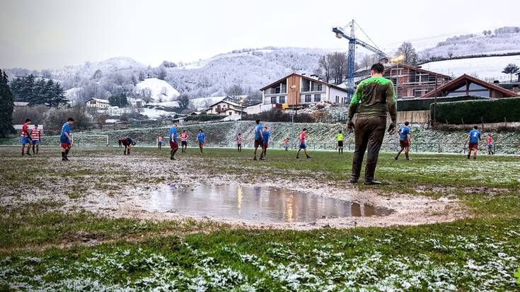 Arkiskil futbol zelaian belar artifiziala jartzeko eta argiteria berritzeko lanak lehiaketara atera ditu Leitzako Udalak