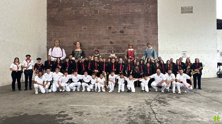[ARGAZKIAK] Recreo Musika Banda eta Erraldoi Konpartsa bat eginik Elizondoko bestetako azkenaurreko egunean