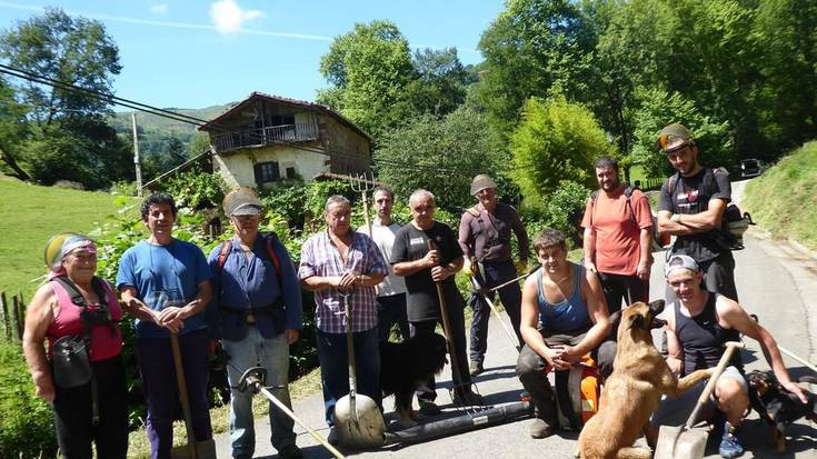 Bide bazterrak garbitzeko auzolana egin dute Berako Eltzaurdia auzoan