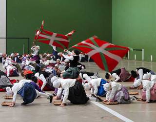 [ARGAZKIAK] 110 dantzarik parte hartu dute Goizuetako Dantzari Egunean