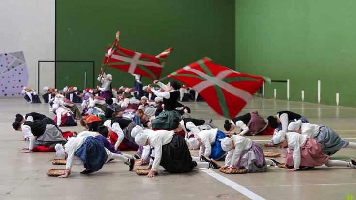 [ARGAZKIAK] 110 dantzarik parte hartu dute Goizuetako Dantzari Egunean