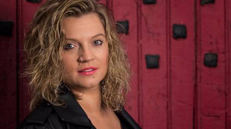 ‘Isilik daude harriak’ diskoa aurkeztuko du Estitxuk urtarrilaren 9an Lesakan