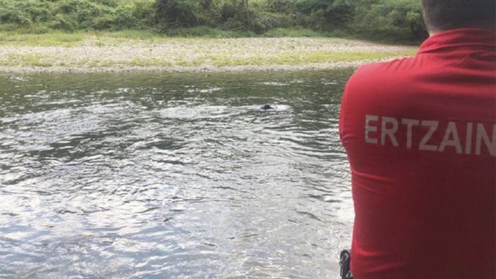 Itota hilik zegoen «migrante bat» atera dute Bidasoko uretatik, Endarlatsatik ez urrun