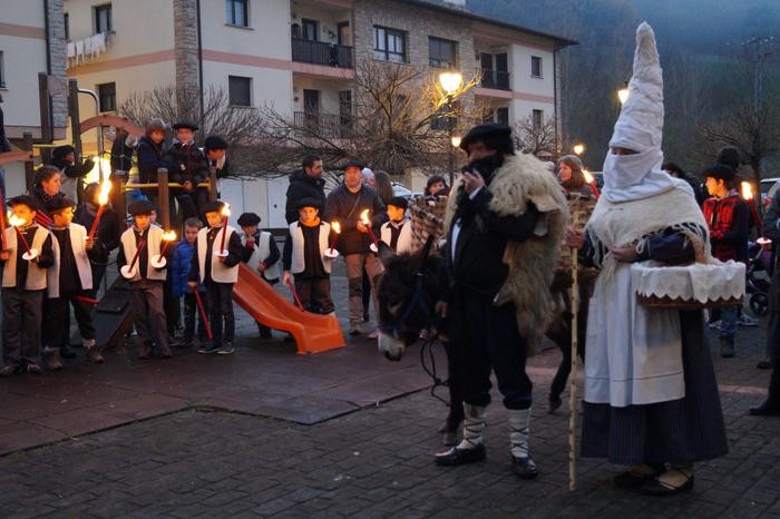 Olentzerok eta Mari Domingik bisita eginen dute bihar Doneztebera