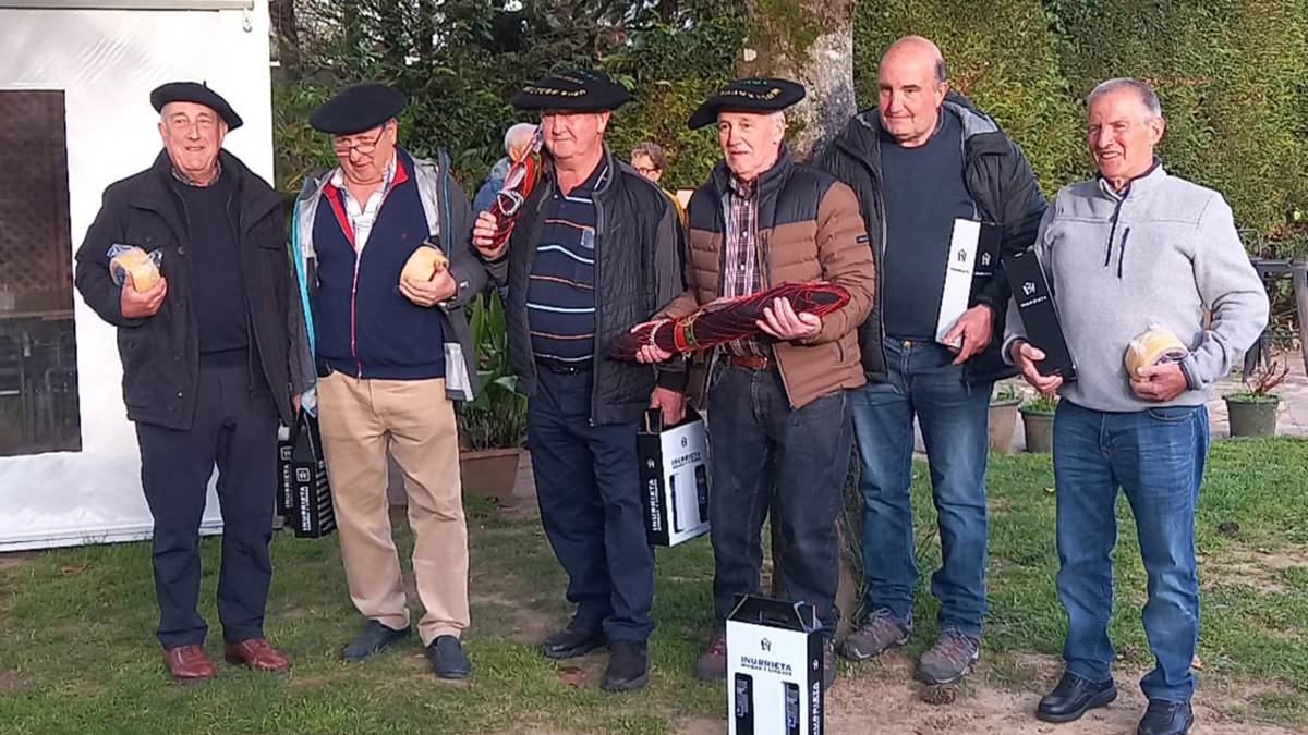 Eratsunera eta Igantzira joan dira Arkupeak elkarteko mus eta partxis txapelketako txapelak