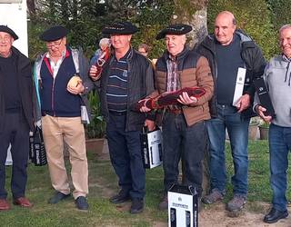 Eratsunera eta Igantzira joan dira Arkupeak elkarteko mus eta partxis txapelketako txapelak