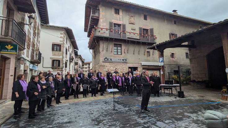 [ARGAZKIAK] Emakumearen Eguneko kontzertu ederra eman du Mendi Abesbatzak