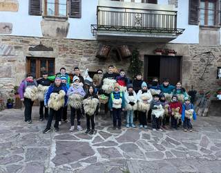 [BIDEOA] Joareak astintzen hasiak dira Zubietako, Iturengo eta Aurtizko gaztetxoak errege bezperan