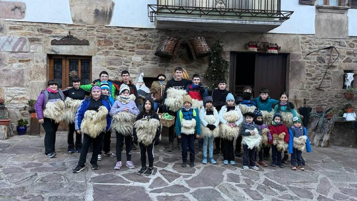 [BIDEOA] Joareak astintzen hasiak dira Zubietako, Iturengo eta Aurtizko gaztetxoak errege bezperan