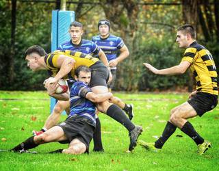 BRT Menditarrak errugbi taldeak meritu handiko berdinketa lortu du liderraren kontra