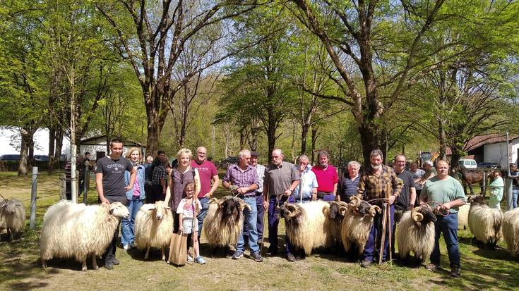 Nerea Mortalena artzainarekin elean