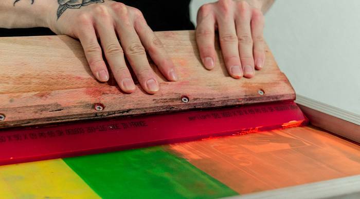 Serigrafia tailerrak antolatu dituzte Atekabeltz gaztetxean