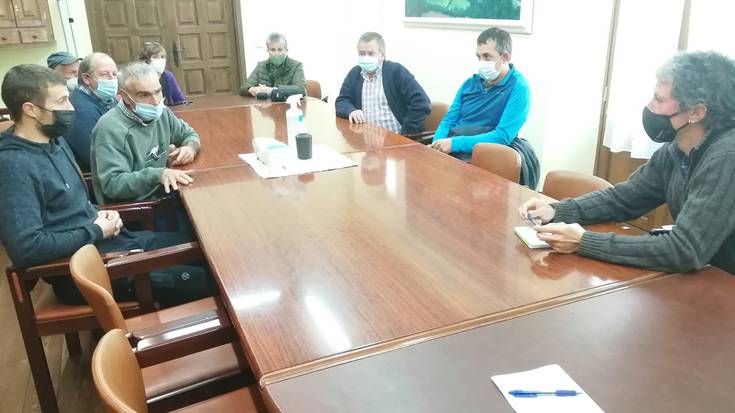 Orabideko bizilagunak kezkatuak daude basurdeek belaietan egiten dizkieten kalteekin