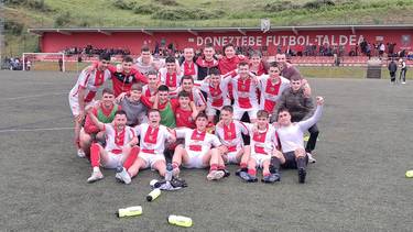 Doneztebe Futbol Taldeak garaipena eta maila autonomikora igotzea lortu du