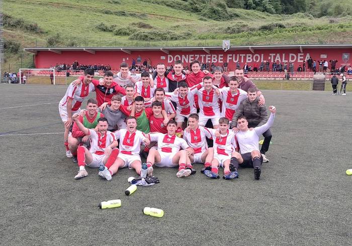 Doneztebe Futbol Taldeak garaipena eta maila autonomikora igotzea lortu du