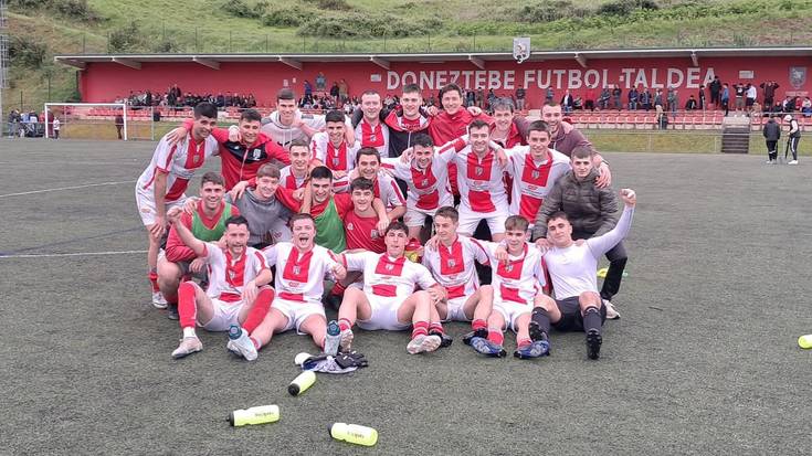 Doneztebe Futbol Taldeak garaipena eta maila autonomikora igotzea lortu du