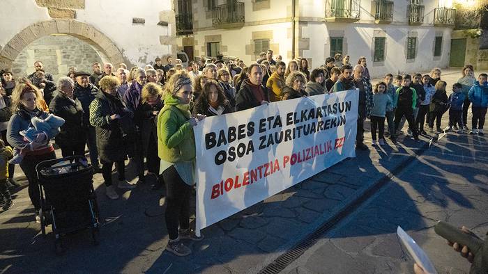 Tolosan zauritutako gazteari eta haren familiari babesa adierazteko elkarretaratzea egin dute Iturenen