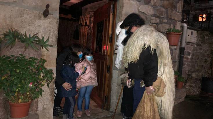 Eguberri bezperan Olentzerori eta Mari Domingiri ongi etorri polita egin zieten Zubietako herritarrek