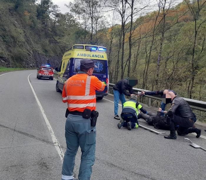 Bidasoko ospitalera eraman dute Lotzabien inguruan istripua izan duen motozalea