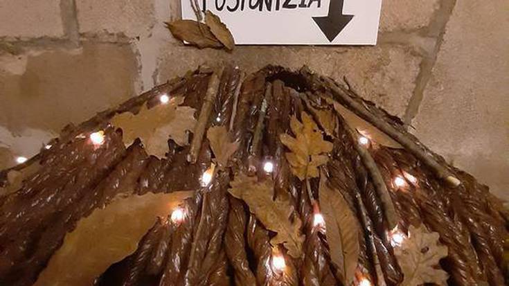 Olentzerok eta Mari Domingik eskutitzak biltzeko postontzia paratu dute Berako Herriko Etxeko arkupeetan