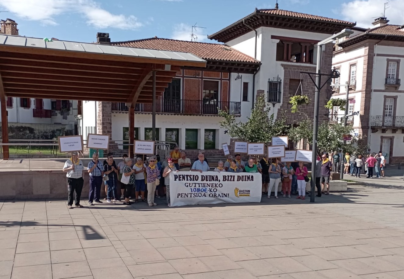 Baztan-Bidasoko 48 pentsiodun bildu dira Elizondon 1.080 euroko guttiengo pentsioa eskatzeko
