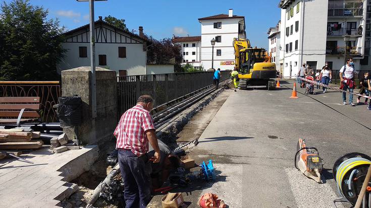 Giltxaurdi karrikako espaloia zabaltzeko lanak egiten ari dira Elizondon