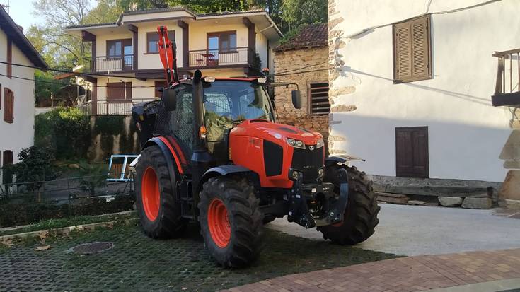 Mendiko bideak garbitzeko traktorea erosi du Berako Udalak