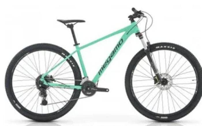 Bizikleta bat ebatsi zuten atzo Elizondoko igerilekuan