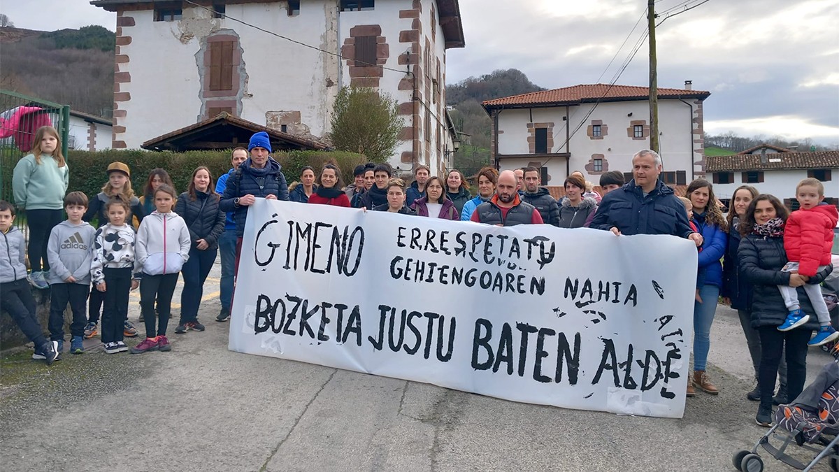 Eskolako jardunaldia erabakitzerakoan gehiengoaren nahia errespetatzeko eskatu dute Etxalarko eta Lesakako eskoletako hainbat familiak