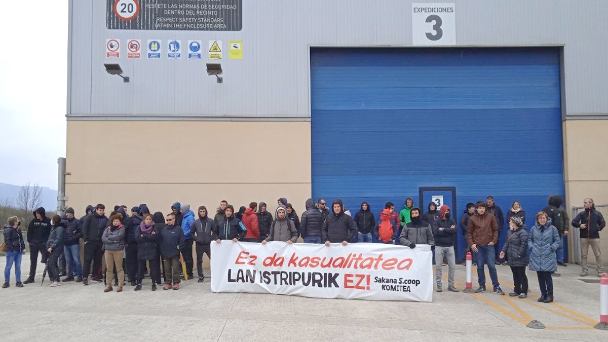 Ostiralean hil zen leitzarraren lan istripua salatzeko elkarretaratzea egin dute lankideek