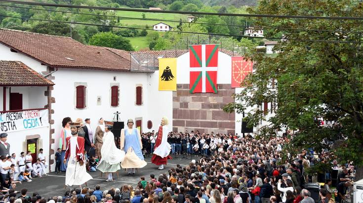 Jendetza bildu du Nafarroaren Egunak Baigorrin