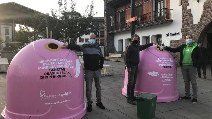 Ecovidriok eta Baztango Udalak ‘Birziklatu beira haiengatik’ kanpaina solidarioa aurkeztu dute Bularreko Minbiziaren Nazioarteko Eguna dela eta