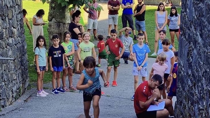 Aresoko haurrak gustura ibili dira kirola eginez eta jolasean
