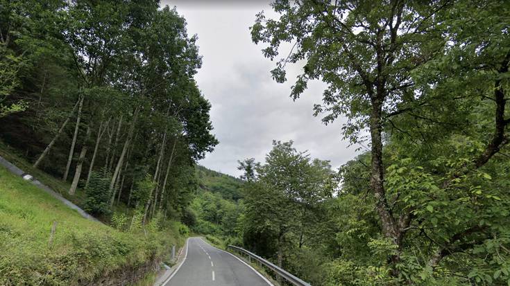 Motorzale bat hilda aurkitu dute Zubietako sakan baten hondoan