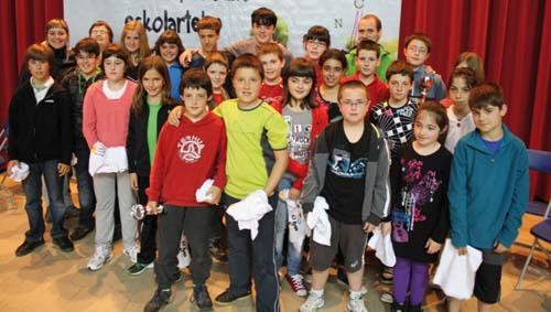  Bertsopaper lehiaketako sariak banatu dira Leitzaldean
