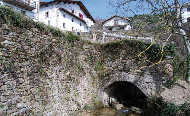 Ezkurrako mapa egiten ari da Xabier Taberna goizuetarra