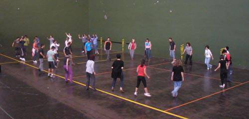 Dantzetako jantziekin trukea eginen du Gure Txokoa Dantza Taldeak hurrengo astean