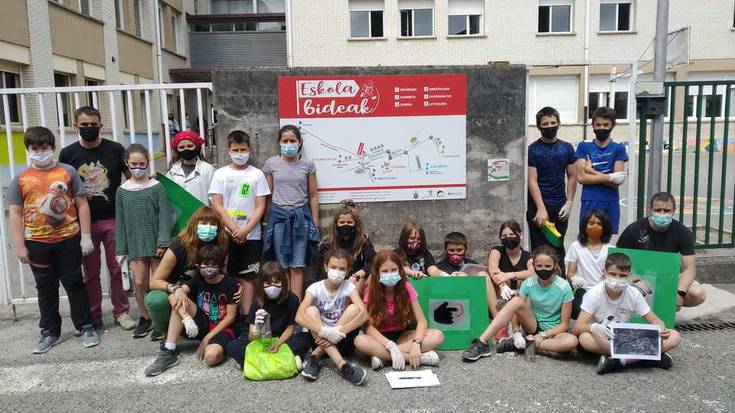 Doneztebeko San Miguel eskolako ikasleek eskola bideak markatu dituzte