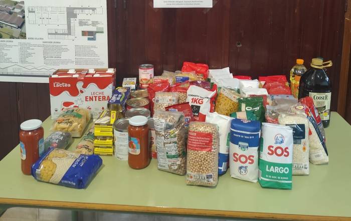 Elizondo Lanbide Eskolak abiatu duen janari bilketa solidarioa martxan dago Elizondon eta Lesakan