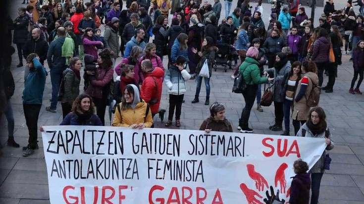 Baztango feministak Elizondoko plazan elkartu ziren atzo