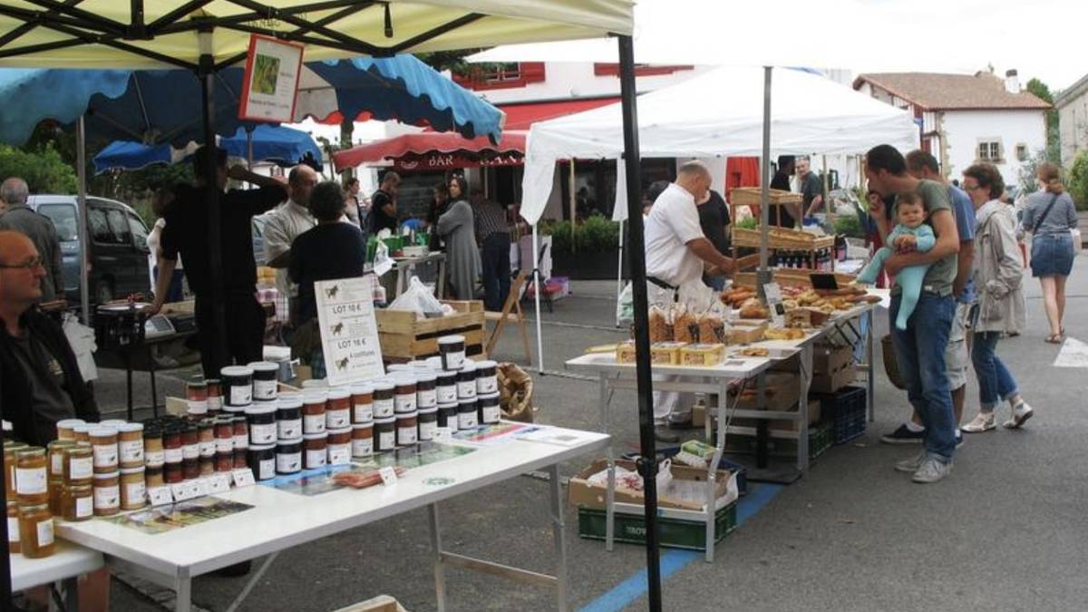 Eguberrietako merkatua prest dute Senperen abenduaren 6an