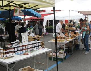 Eguberrietako merkatua prest dute Senperen abenduaren 6an