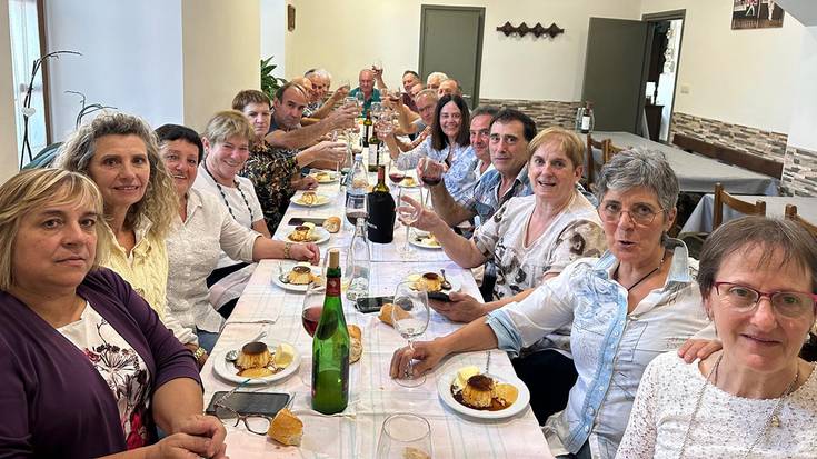 1960 eta 1963 urteen artean jaiotako Basaburu Ttikikoek kinto bazkaria egin dute