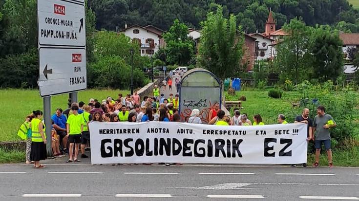 Gasolindegiaren kontrako elkarretaratze jendetsua egin dute Legasan